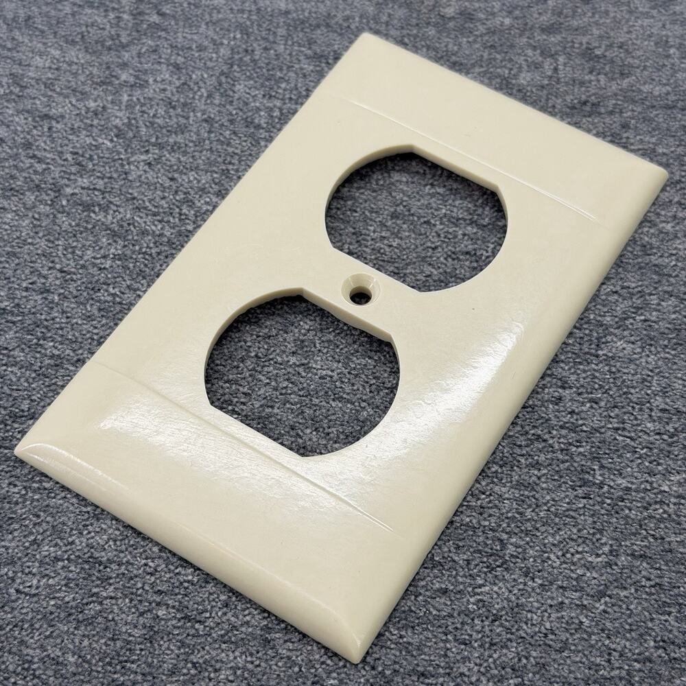 Vintage Sierra USA Ivory Duplex Receptacle Outlet Wall Plate Cover 1 Gang